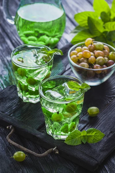 Grüner Stachelbeercocktail Mit Eis Und Frischer Minze Auf Einem Schwarzen — Stockfoto