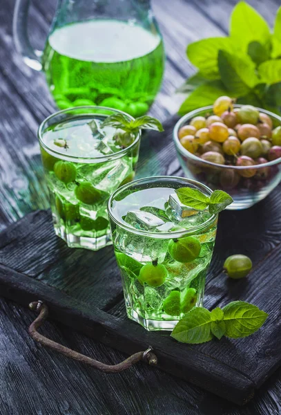 Groene Kruisbes Cocktail Met Ijs Verse Munt Een Zwarte Houten — Stockfoto