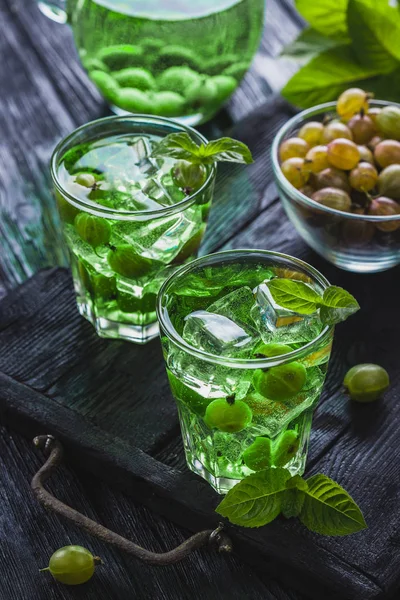 Groene Kruisbes Cocktail Met Ijs Verse Munt Een Zwarte Houten — Stockfoto