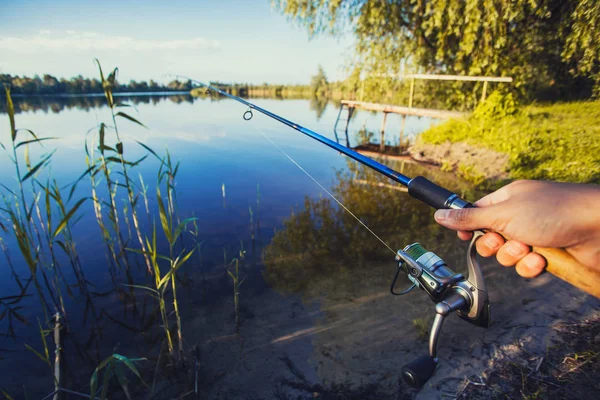 Mano Con Filatura Mulinello Sul Lago Estivo — Foto Stock