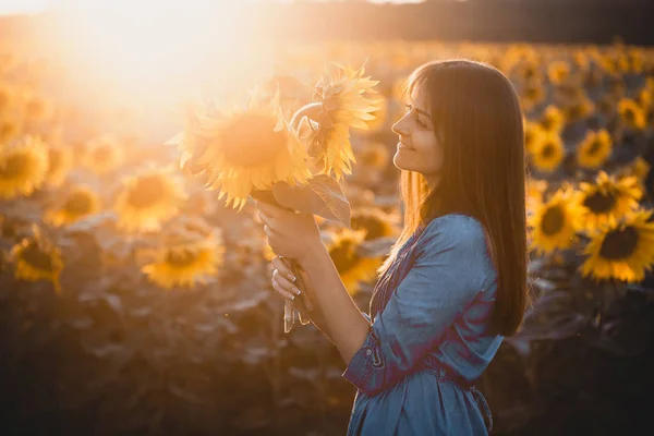 Schattige Brunette Een Bloeiend Zonnebloem Veld Landelijke Gelukkig Leven — Stockfoto