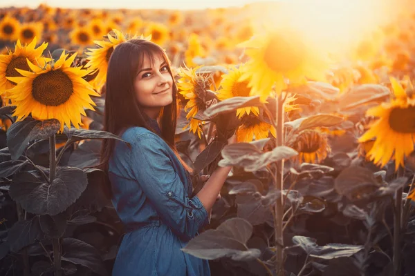 Söt Brunett Blommande Solros Fält Landsbygdens Lyckligt Liv — Stockfoto