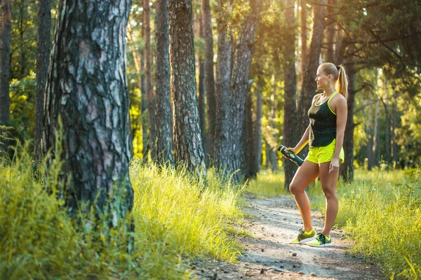 Bella Donna Atletica Bionda Fuga Nella Foresta Estiva Formazione All — Foto Stock