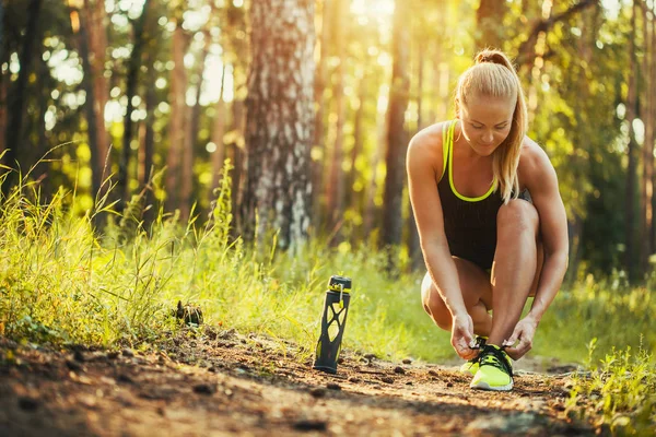 美丽的金发碧眼的运动女子在夏季森林跑步 户外训练 — 图库照片