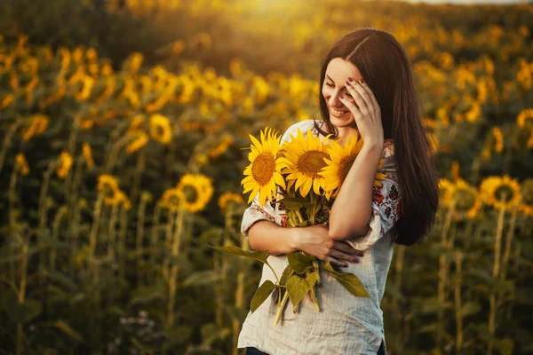 Niedliche Brünette Einem Blühenden Sonnenblumenfeld Einem Ukrainischen Nationalkleid Glückliches Leben — Stockfoto