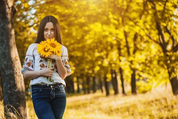 Roztomilá Brunetka Poli Kvetoucí Slunečnice Národní Ukrajinský Oblečení Šťastný Život — Stock fotografie