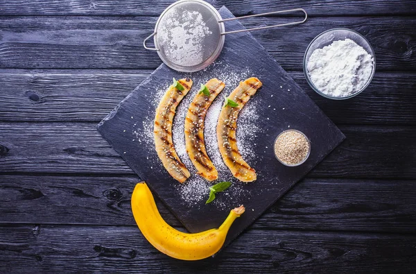 Banano Frito Dulce Servido Una Pizarra Negra Postres Bajos Calorías — Foto de Stock