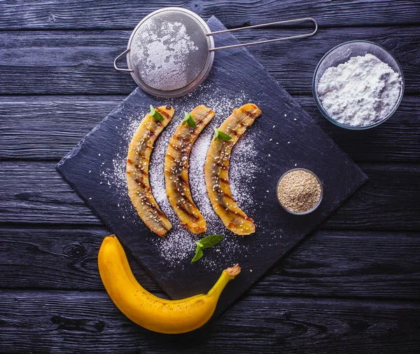 Banane Frite Sucrée Servie Sur Une Planche Ardoise Noire Dessert — Photo