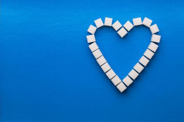 Kalp küp şeker yaptı. mavi arka plan.