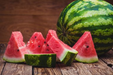 Ahşap masa üzerinde taze dilimlenmiş karpuz. Tatlı healhty tatlı