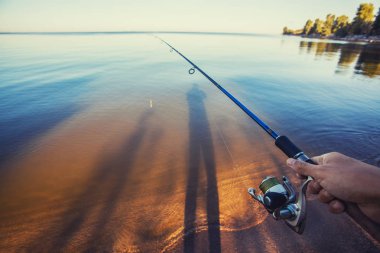 Yaz gölünde dönen ve makaralı el.