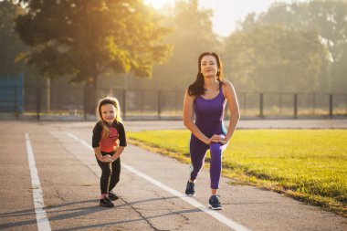 Anne ve kızı sabah spor eğitim üzerine bir ısınma yok. Sağlıklı yaşam tarzı