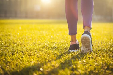 Runner ayak sabah egzersiz yeşil çim üzerinde. sağlıklı yaşam konsepti
