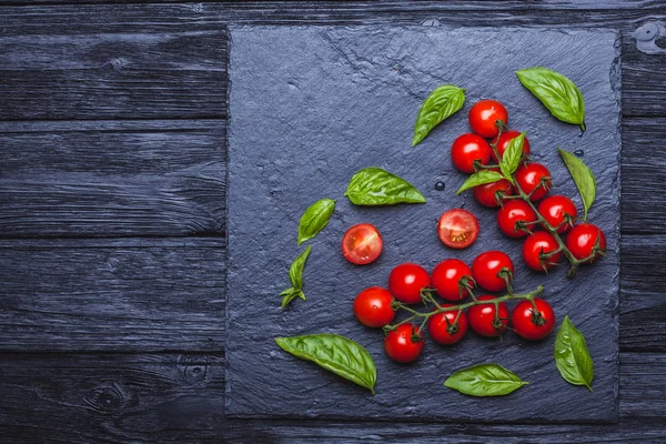 Tomates Cherry Frescos Sobre Fondo Pizarra Negra Con Albahaca Vista —  Fotos de Stock