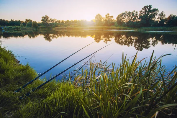 Pesca Con Canna Sul Lago Estivo — Foto Stock