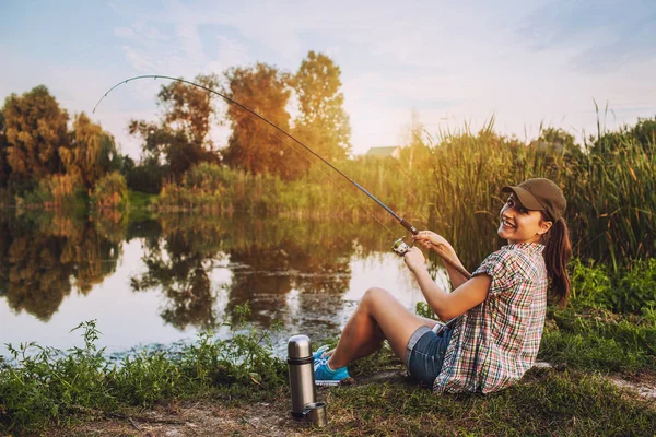 Mulher Feliz Está Pescando Com Haste Lago Verão — Fotografia de Stock