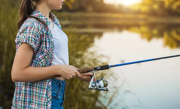 Mujer Linda Pesca Con Caña Lago Verano —  Fotos de Stock