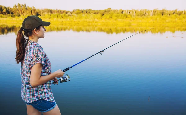 Mujer Linda Pesca Con Caña Lago Verano — Foto de Stock