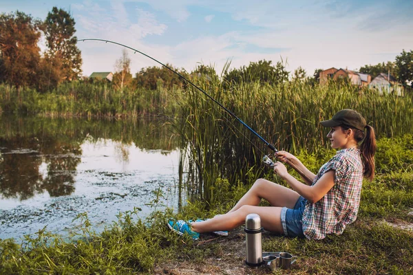 Femme Heureuse Pêche Avec Canne Sur Lac Été — Photo