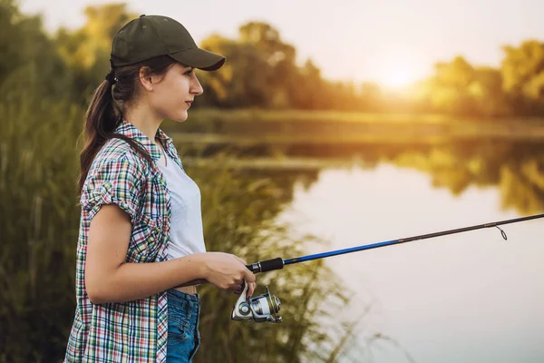 Mujer Linda Pesca Con Caña Lago Verano —  Fotos de Stock