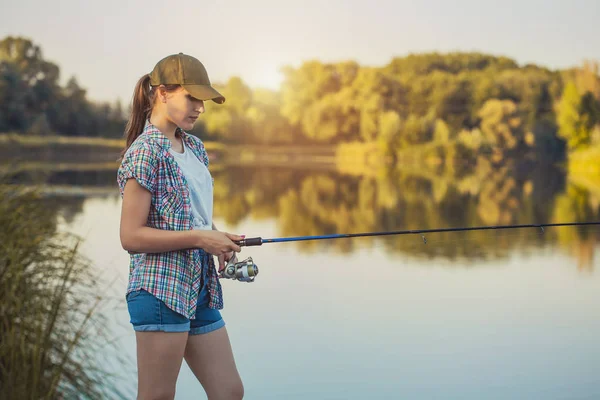 Mujer Linda Pesca Con Caña Lago Verano —  Fotos de Stock