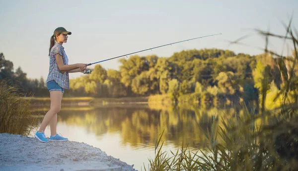 Mujer Linda Pesca Con Caña Lago Verano —  Fotos de Stock