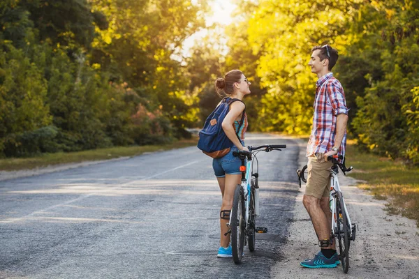 Junges Paar Radelte Einem Sammertag Auf Einem Waldweg Aktive Erholung — Stockfoto