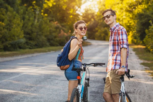 Junges Paar Radelte Einem Sammertag Auf Einem Waldweg Aktive Erholung — Stockfoto