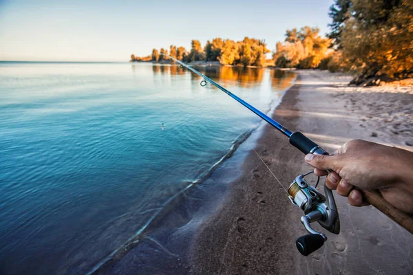 Mano Con Giro Carrete Lago Verano — Foto de Stock