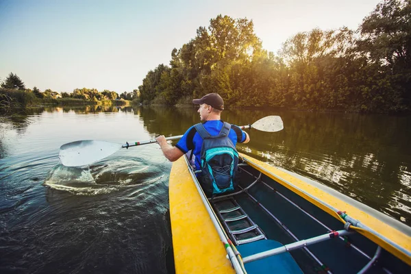 Rückansicht Des Kajakfahrers Paddel Kajak Sonnenuntergang Fluss Kajakfahren Kanufahren Paddeln — Stockfoto