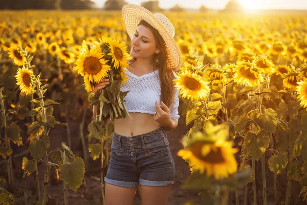 Roztomilá Brunetka Kvetoucí Slunečnicová Pole Šťastný Život Venkově — Stock fotografie