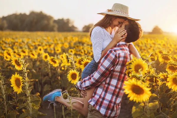 Casal Amoroso Está Andando Campo Girassol Florescente Hora Pôr Sol — Fotografia de Stock