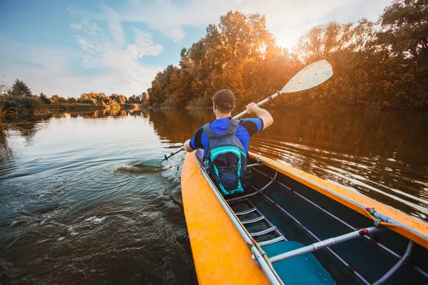 Kanocu adam kürek Kayık günbatımı River arka görünümü. Kayak, Kano, kürek çekmeye. Macera aktivite