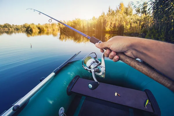 Joven Pescando Lago Vista Desde Barco — Foto de Stock