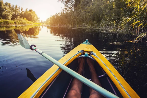 Vista Prima Persona Kayak Attraverso Acqua Limpida Attività Ricreative — Foto Stock