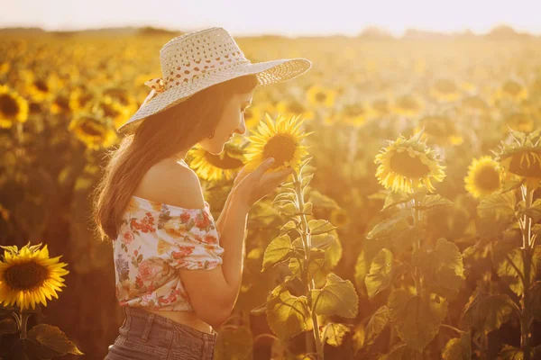 Schattige Brunette Een Bloeiend Zonnebloem Veld Landelijke Gelukkig Leven — Stockfoto