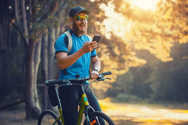 Happy Bearded Man Cyclist Rides Sunny Forest Mountain Bike Adventure — Stock Photo, Image