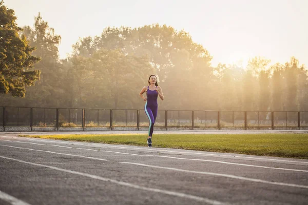 女子运动员在体育场晨跑 积极的生活方式 — 图库照片
