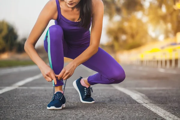 Atleta Donna Allacciatura Lacci Delle Scarpe Ginnastica Stile Vita Sano — Foto Stock