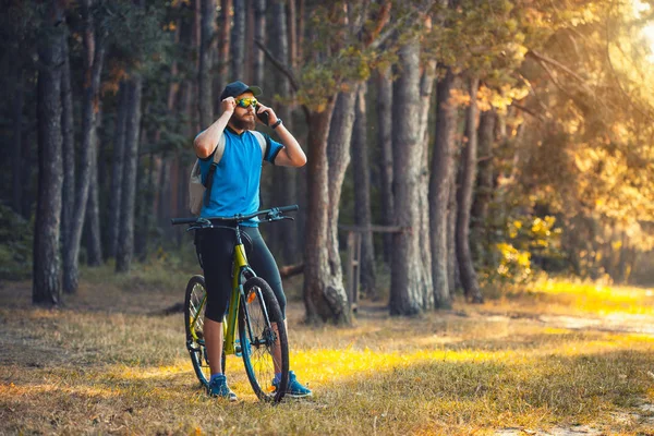 Glad Skäggig Man Cyklist Rider Den Soliga Skogen Mountainbike Äventyrsresor — Stockfoto