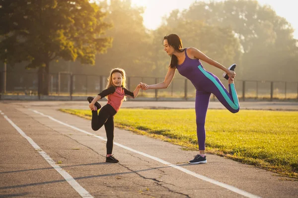 Moeder Dochter Ochtend Sporttrainingen Doen Een Warming Gezonde Levensstijl — Stockfoto