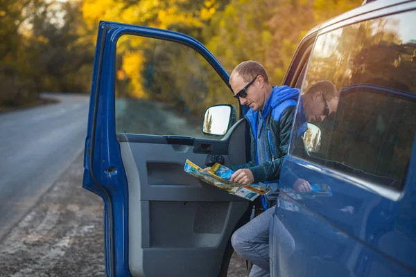 Elveszett Minibusz Gépkocsivezetőt Látszó Részére Kivezető Térképen Közlekedési Koncepció — Stock Fotó