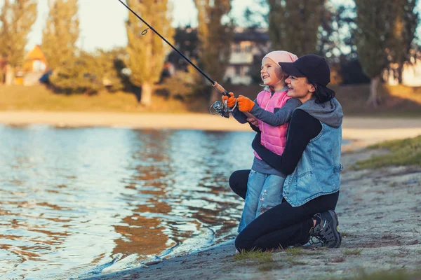 Feliz Madre Hija Están Pescando Lago Actividades Familiares —  Fotos de Stock