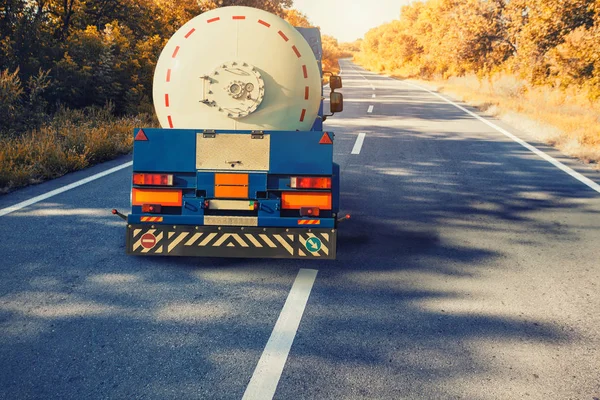 Benzine Auto Rijdt Een Pittoreske Herfst Snelweg Transport Concept — Stockfoto