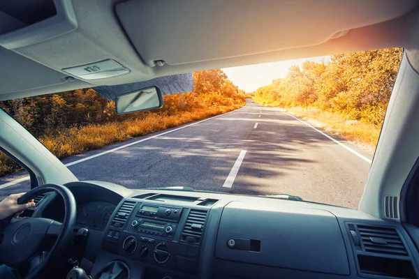 Auto Rijdt Een Pittoreske Herfst Snelweg Uitzicht Vanaf Bestuurderscabine — Stockfoto