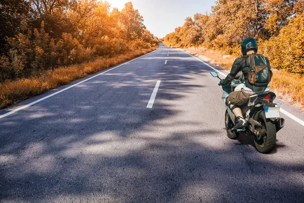 Motociclista Dirige Longo Rodovia Outono Alta Velocidade — Fotografia de Stock