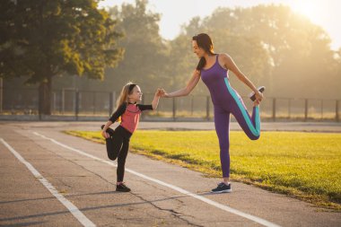 Anne ve kızı sabah spor eğitim üzerine bir ısınma yok. Sağlıklı yaşam tarzı