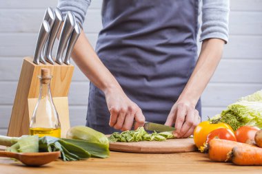 Bir kadın aşçı elinde taze sebze ile bir salata hazırlayın. Sağlıklı gıda. Beyaz arka plan