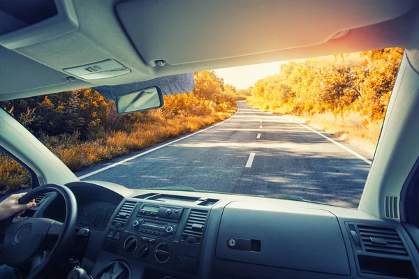 汽车穿过风景如画的秋季公路 从驾驶室看风景 — 图库照片