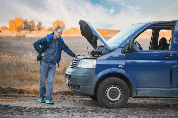 Kleinbusfahrer Neben Einem Kaputten Auto Straßenrand Autoreparatur — Stockfoto